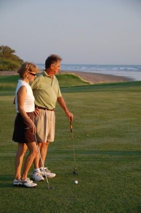 Nicaragua expats playing golf at the ocean – Best Places In The World To Retire – International Living